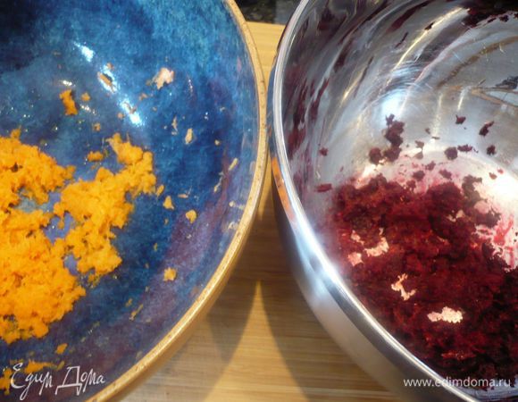 Натереть на терке в отдельную посуду очищенные от кожуры свеклу и морковь. Слегка сбрызнуть лимонным соком.