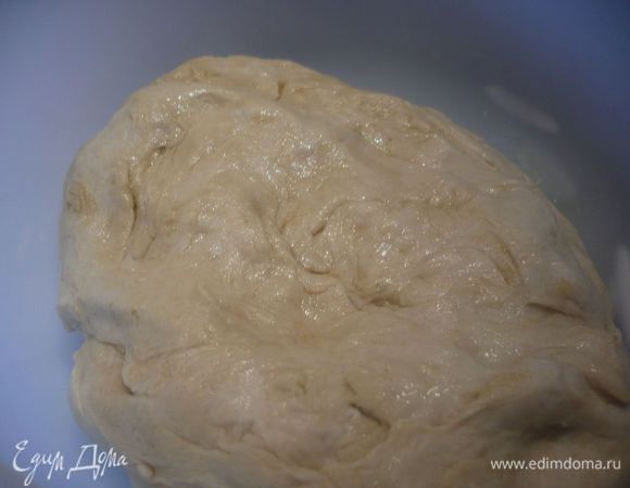 Замесить светлое тесто. Расстворить сначала дрожжи в теплом молоке с добавлением меда. Добавить соль к муке и влить в нее дрожжи с молоком. Перемешать до однородности. Тесто получается эластичным и мягким. Обмазать маслом и положить в теплое место. Посуду с тестом накрыть.