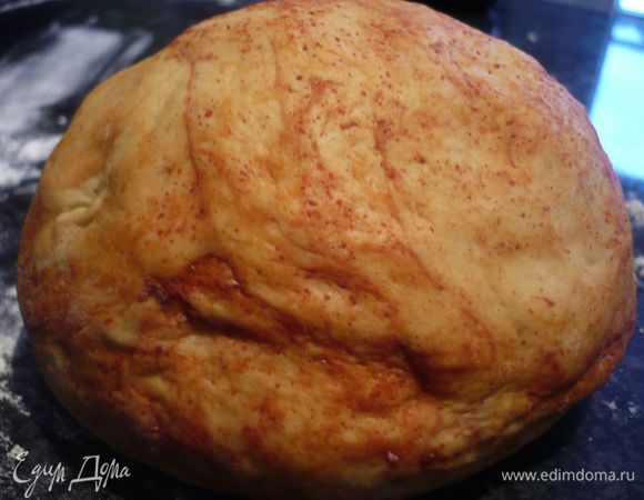 Также замешиваем тесто оранжевое, добавляя после введения дрожжей сразу морковь. Когда тесто вымешалось, обмазываем маслом и смешиваем с пастой карри. Ставим в теплое место в накрытой полотенцем посуде.