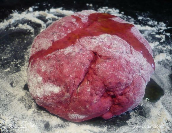 Замешиваем тесто фиолетовое, добавляя после введения дрожжей свеклу. Ставим в накрытой посуде в теплое место. Не забывайте при работе со свеклой тщательно мыть руки, так как существует опасность, что светлое тесто от ваших рук также окрасится в цвет свеклы, а мы хотим достичь разного цвета!