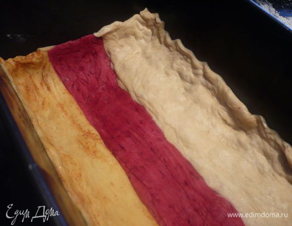 От каждого колобка берем половину теста, раскатываем в колбаску по длине формы и укладываем в смазанную маслом форму, как показано на рисунке. Делаем небольшие бортики. Протыкаем вилкой, чтобы тесто не поднималось сильно. Накрываем полотенцем.