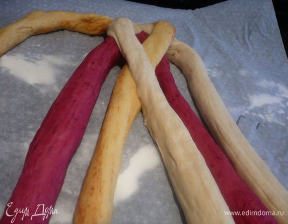 Плетение я вела следующим образом. Брала справа первый жгут и клала его в середину, на него лежащий слева второй жгут.