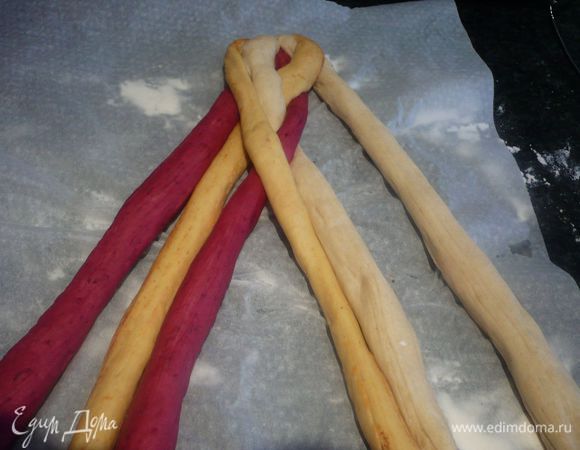 Теперь берем второй жгут справа укладываем его в середину, а на него первый жгут слева.