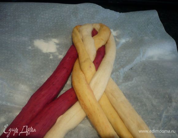 Так чередуем до самого конца. Сначала первый жгут справа, на него – второй жгут слева.