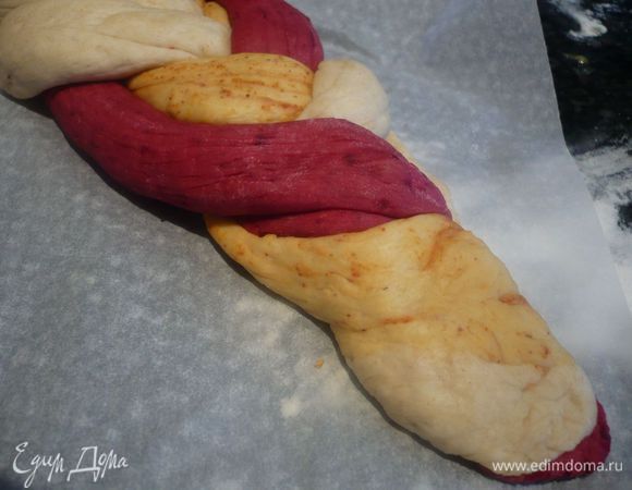 Когда плетение завершено, сворачиваем оставшиеся хвостики вместе в жгутик и немного приминаем их. Накрываем косу полотенцем. 