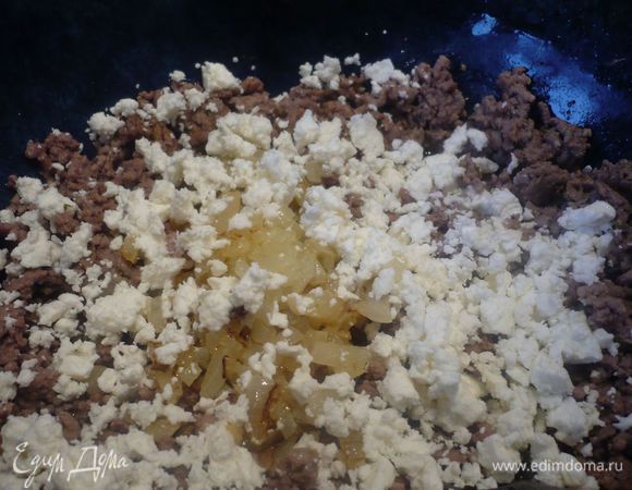 Перемешиваем фарш с луком и фетой.