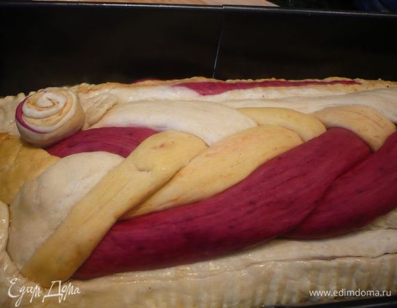 Закрываем нашей косой. Открытые места закрываем отложенным в сторону тестом, из которого мы также сворачиваем жгутики. По краям проходимся вилкой, чтобы их скрепить с нижней частью теста. Лишнюю жидкость промокнуть полотенцем.