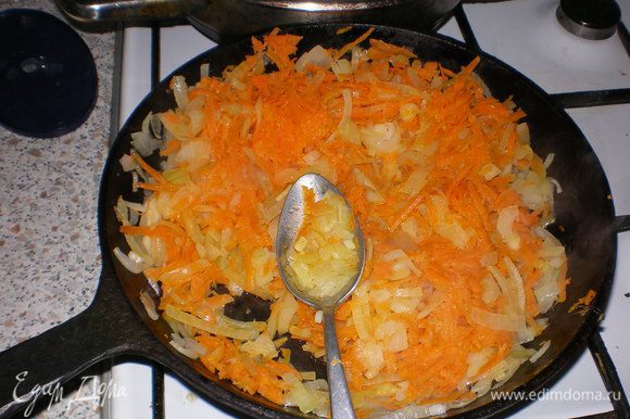 Делаем начинку: нарезанный лук пассеруем в масле до золотистого цвета и добавляем морковь и пассеруем вместе до готовности