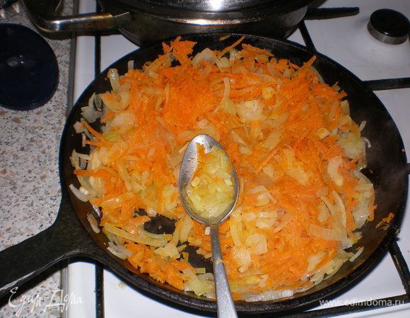 Делаем начинку: нарезанный лук пассеруем в масле до золотистого цвета и добавляем морковь и пассеруем вместе до готовности.