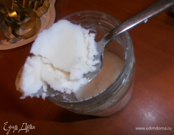 Смалец - топлёное сало из внутреннего жира - раньше было очень распространено, на нём жарили блины, драники (моя свекровь до сих пор любит жарить картошку на сале, кстати, она и дала эту баночку!), пекли печенье...