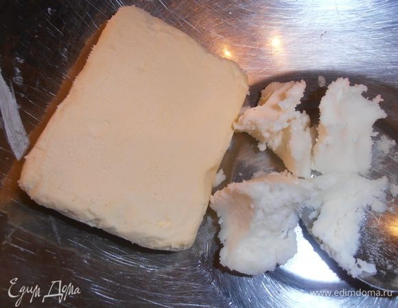 К салу добавляем мягкое масло или маргарин.