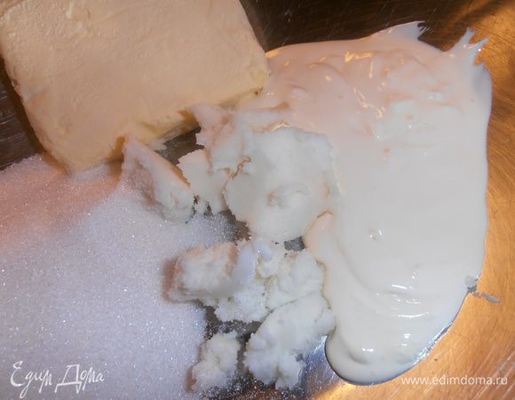 Добавляем сметану, соль и перемешиваем.