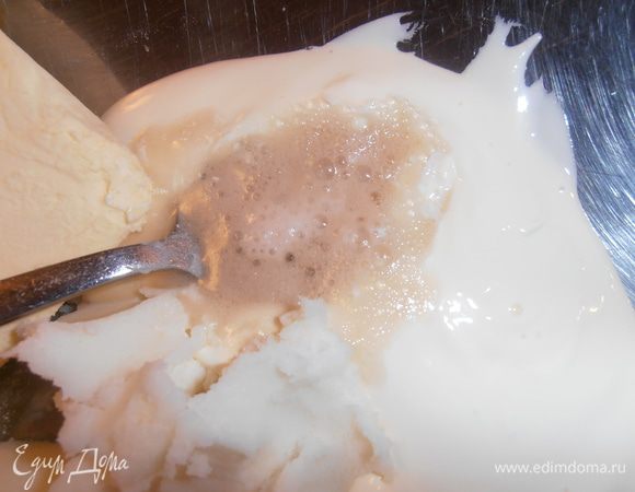 Количество соды не указано на пачке, но полложечки вполне хватит. Гасим яблочным уксусом.