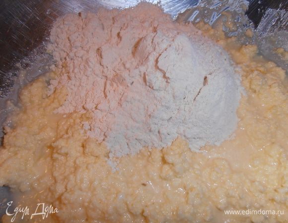 Количество муки тоже не указано,поэтому всегда замешивала до крутого теста. На этот раз взвесила и ушло ровно 400 г муки!