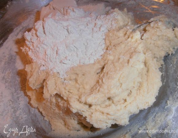 На этом этапе можно подсыпать изюм,кусочки кураги, мак, но у меня будет корица сверху.