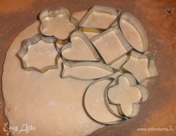 Раскатываем в несколько миллиметров и начинаем врезать выемки в тесто, слегка ёрзая формочкой по доске, чтобы отделились фигурки.