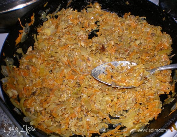 Рыбные консервы разминаем вилкой.<br />
Когда овощи приготовились, выключаем огонь, выкладываем рыбу и перемешиваем. Начинка готова.