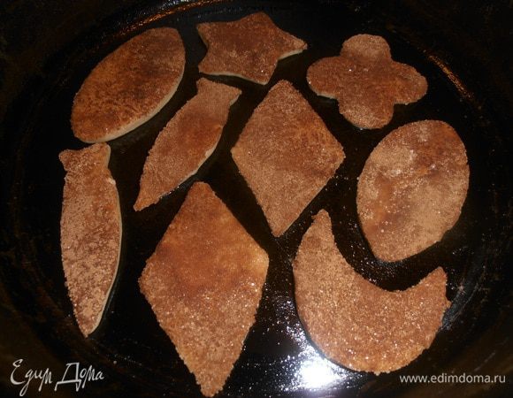Смазываем сковороду растительным маслом и выкладываем печенье.