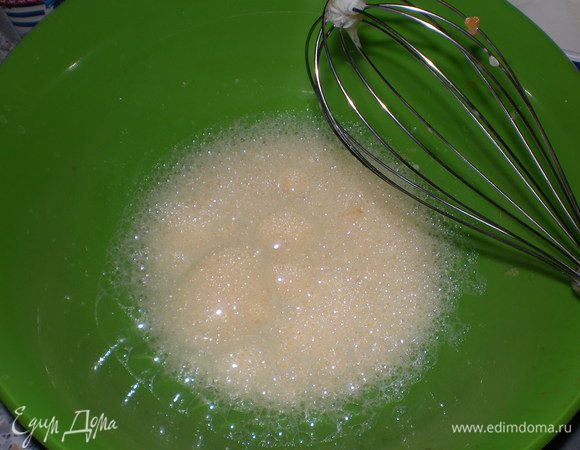 Готовим тесто: взбиваем яйца, можно добавить щепотку соли.