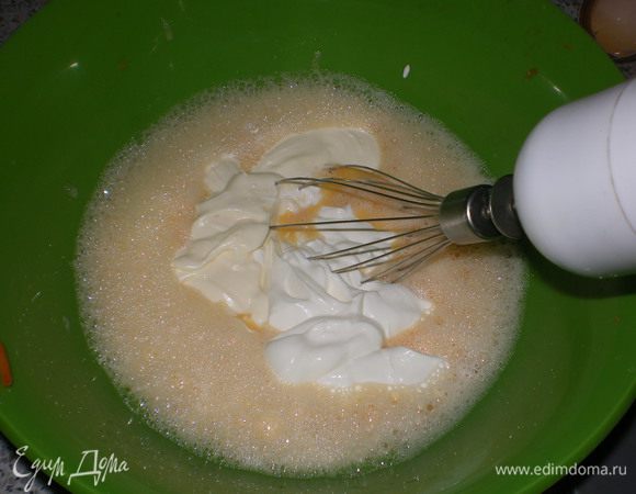 Добавляем сметану и майонез и размешиваем.