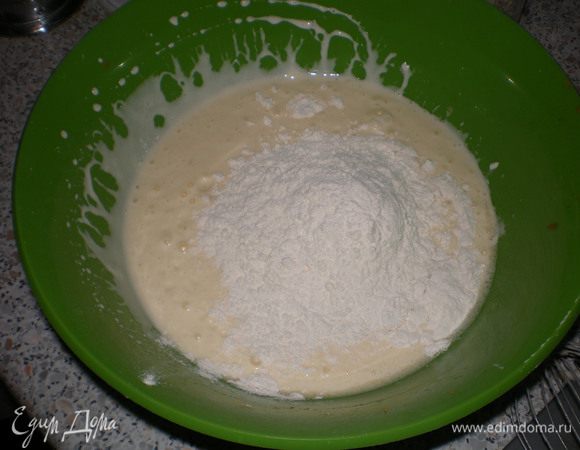 Добавляем муку и соду. Тесто готово.