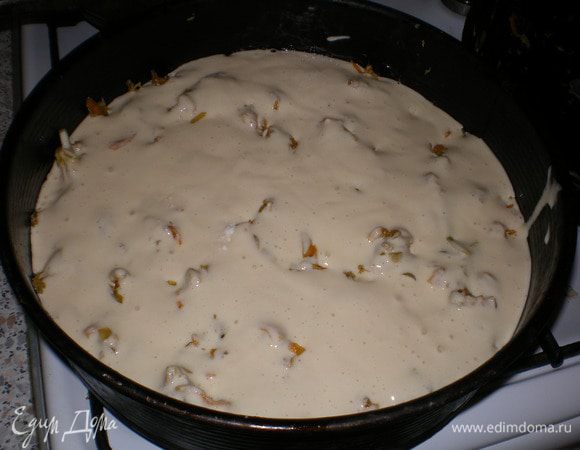 Выливаем вторую половину теста на начинку и ставим в разогретую до 180 градусов духовку.