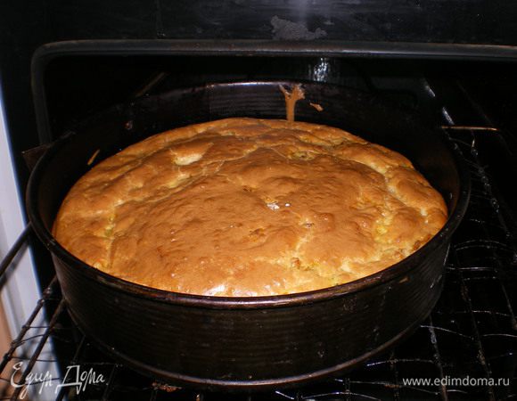 Выпекать минут 30, я обычно проверяю готовность пирога по корочке: если она поджаристая, пирог готов. Но не спешите его вытаскивать, выключите духовку и пусть минут 30 "отдохнет". Не переживайте, если он "опадет". Когда полностью остынет — можно подавать на стол. Приятного аппетита!!!