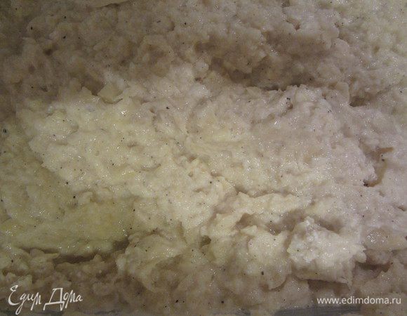 Картофель, лук и чеснок очистить, нарезать крупными кусочками и перемолоть в блендере или кухонном комбайне.
