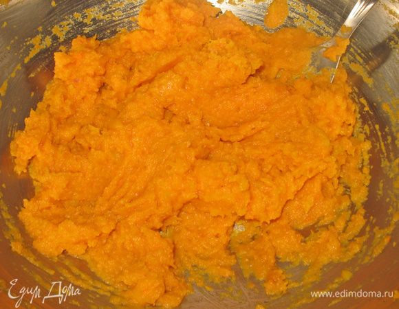Тыкву сварить в пароварке, охладить и приготовить пюре.