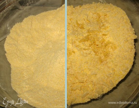 В миске смешать 2 вида муки, соль и разрыхлитель. Добавить масло и перетереть его с мукой до состояния "мелких крошек"


