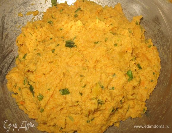 В смесь добавить тыквенное пюре, базилик, паприку и сметану. Аккуратно перемешать тесто до однородного состояния, если понадобиться можно добавить муку (тесто должно получиться мягкой и слегка липковатой консистенции). 