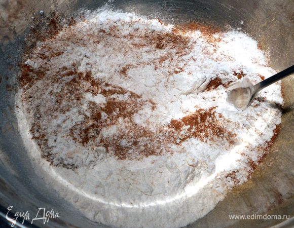 В большую миску просеять муку, разрыхлитель, соль и специи.