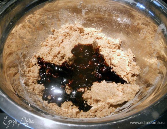 Вмешать в мучную массу размягченное масло и размешать с помощью миксера. Далее поочередно добавить яйцо и мелассу, продолжая вымешивать. Получится мягкое эластичное тесто.  Сформировать из него шар, обернуть пленкой и поместить в холодильник на 2 часа (а лучше дольше).
