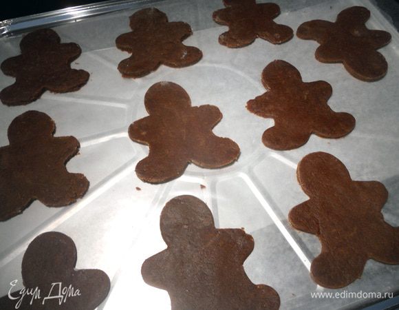 Отрезать часть теста (остальное держать в холодильнике), раскатать (поверхность и скалку присыпать слегка мукой) в пласт
толщиной около 0,5 см, вырезать выемкой печенье. Поместить на противень, застеленный пергаментом и поместить в духовку, разогретую до 175-180С на 8-13 минут (зависит от размера, а также от желаемой текстуры - можно сделать хрустящими или оставить чуть мягкими; у меня как раз вышло 12 минут). Вытащить из духовки, остудить (в горячем виде хрупки), после чего можно снять. Аналогичным образом поступить с оставшимся тестом.