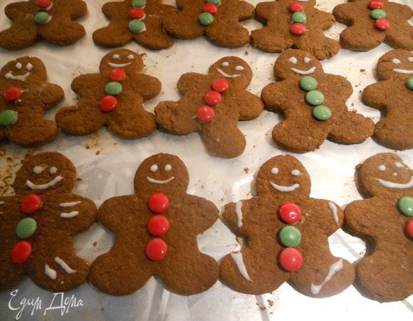 Приготовить глазурь, смешав сахарную пудру и холодную воду, до однородного состояния. Украсить печенье глазурью можно с помощью кондитерского шприца с тонкой насадкой. Я же с ним работать не умею и не люблю, поэтому использовал тонкую длинную деревянную палочку - с нею чуть больше времени тратиться, конечно, и не так аккуратно. По желанию украсить цветным драже, приклеив конфеты к глазури. Хранить в контейнере с крышкой. 
