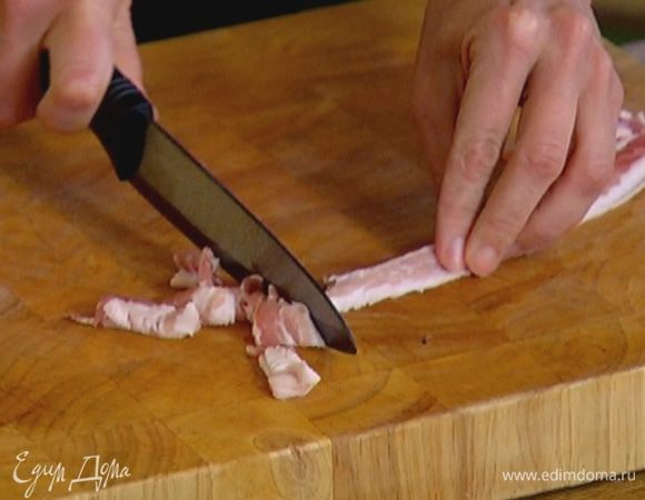 Оставшийся бекон нарезать небольшими кусочками.