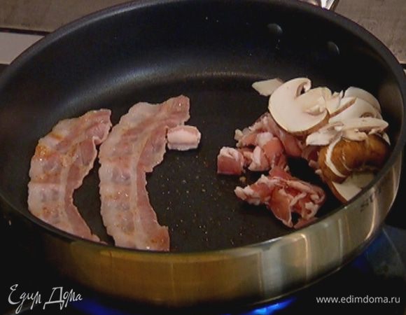 В сковороду с беконом добавить нарезанные бекон и грибы и обжарить все до золотистого цвета. Обжаренные целые полоски бекона выложить на бумажное полотенце, чтобы убрать излишки жира.