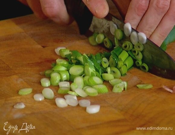 Лук мелко порубить и добавить в сковороду, посолить, поперчить и обжарить еще немного.