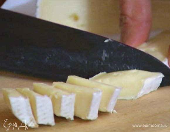 Сыр бри нарезать небольшими кусочками.