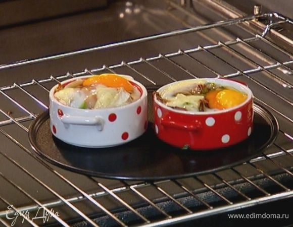 Отправить формы в разогретую духовку на 7–10 минут.