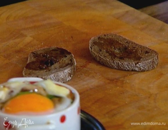 Хлеб подсушить в тостере и сбрызнуть оливковым маслом.