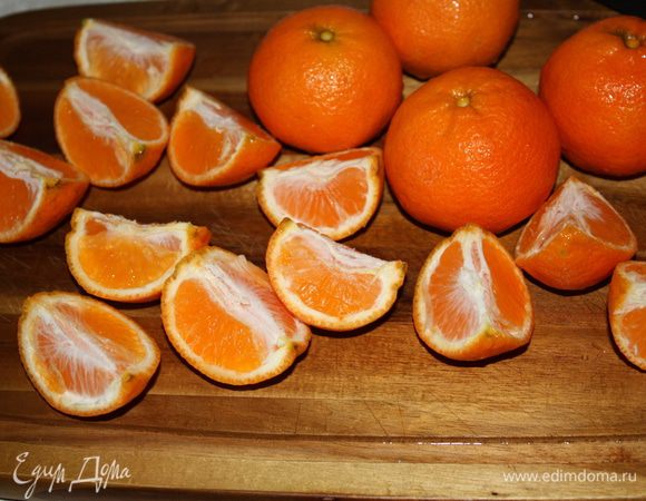 Мандарины порезать пополам или на четвертинки,если они большие. Удалить косточки.