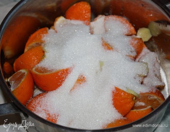 Добавить к мандаринам,засыпать все сахаром.