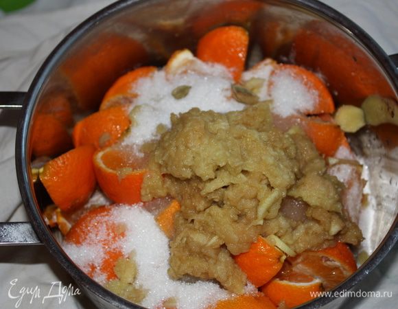 Добавить их в кастрюлю, положить кардамон. и поставить на огонь.Довести до кипения на среднем огне,а потом варить 1,5 часа на медленном огне,не давая сильно кипеть.