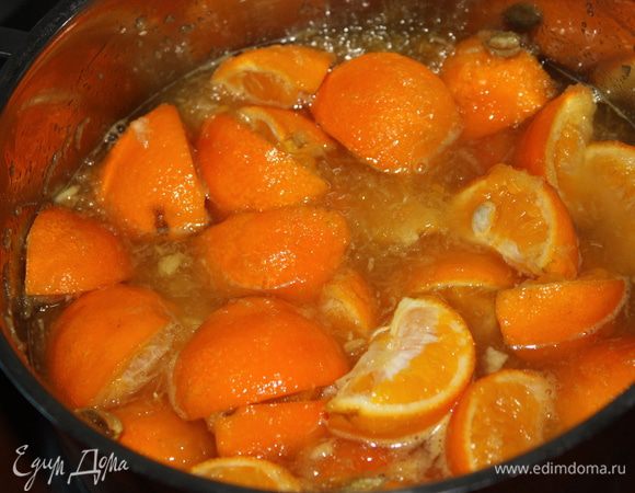 Примерно через час джем выглядит так. Остудить и разложить по стерилизованным банкам.Можно есть уже на следующий день.