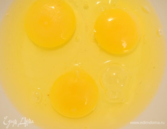 В большую миску разбиваем яйца