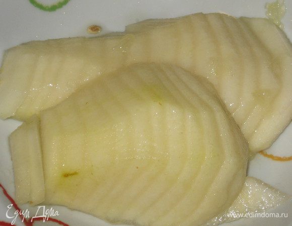 Выжать сок лимона. Груши почистить,удалить сердцевину, тонко нарезать, сбрызнуть лимонным соком.