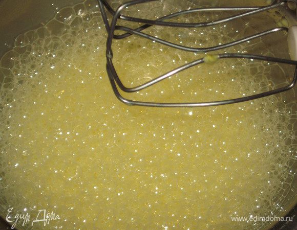 Взбить миксером яйца,желток и молоко.