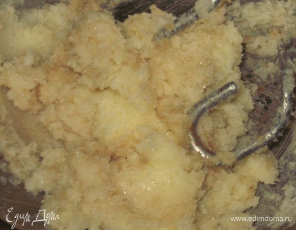 Нарезать сливочное масло маленькими кусочками,взбить миксером и продолжая взбивать постепенно всыпать сахар,корицу,щепотку соли,ванилин.