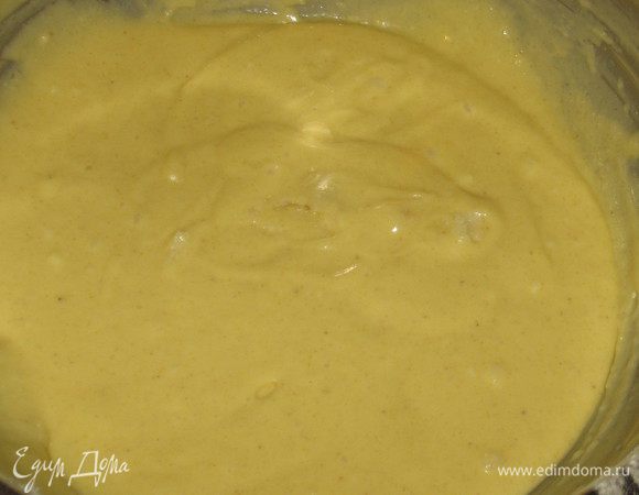 К сливочному маслу добавить яично-молочную смесь,просеянную  с разрыхлителем муку и кукурузный крахмал.Хорошо перемешать.